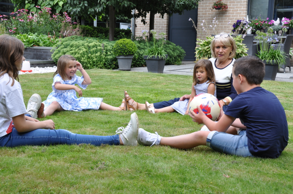 NEA Nanny speelt met kinderen